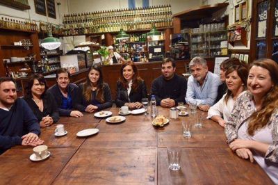 Los candidatos porte�os de Unidad Ciudadana se reunieron con CFK en un bar de Barracas
