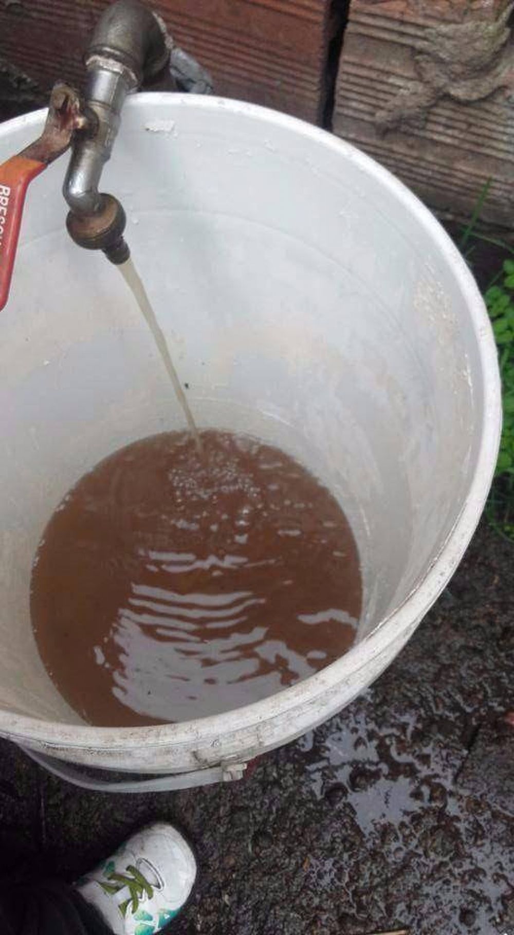 Vecinos de Bat�n furiosos por la falta de agua y la p�sima calidad del servicio