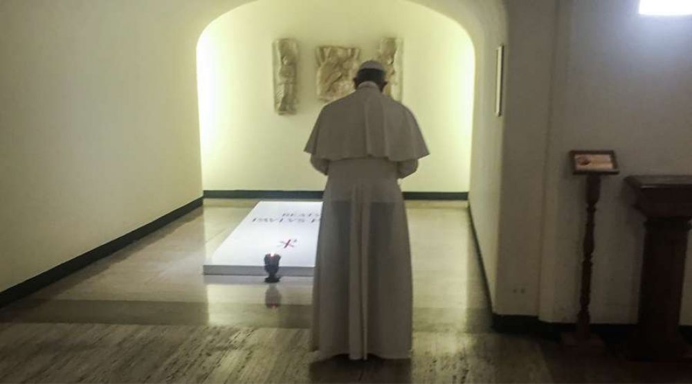 Papa Francisco visita tumba del beato Pablo VI en el aniversario de su muerte