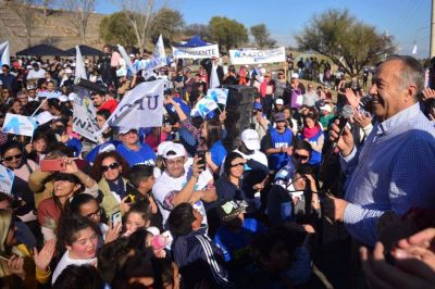 Adolfo recorri� los barrios a seis d�as de las PASO: �Olfateo el triunfo que se viene�