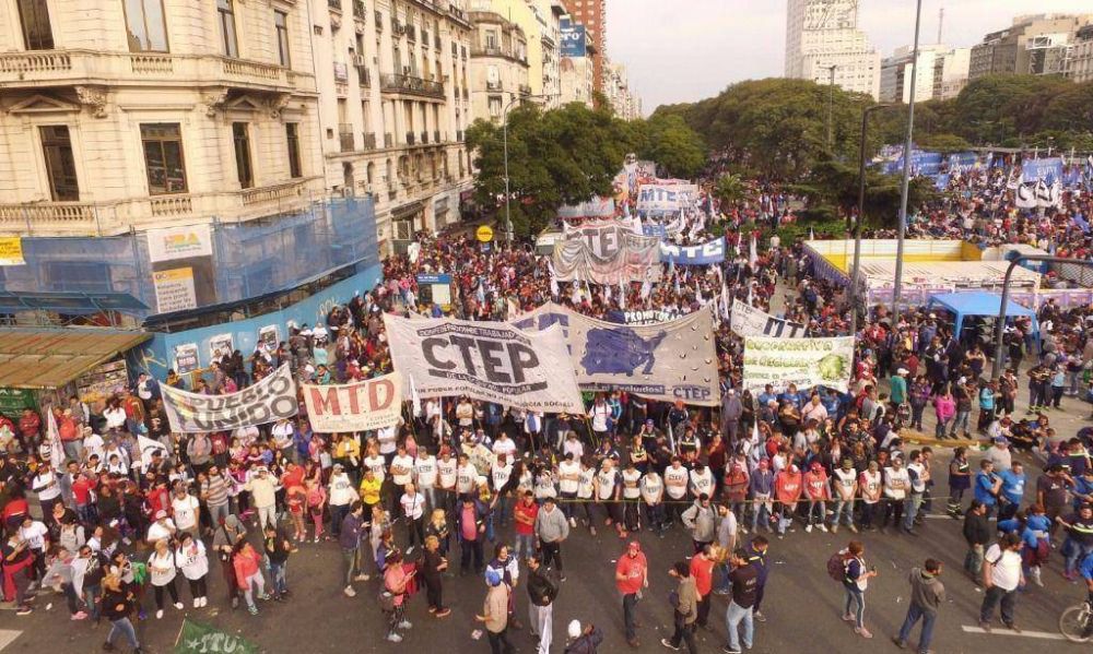 La CTEP dice que el Gobierno retiene $10.000 millones de la emergencia social