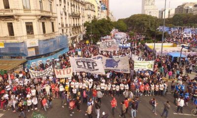 La CTEP dice que el Gobierno retiene $10.000 millones de la emergencia social