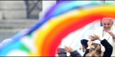 El Papa Francisco felicita a una pareja gay por el bautismo cat�lico de sus tres hijos