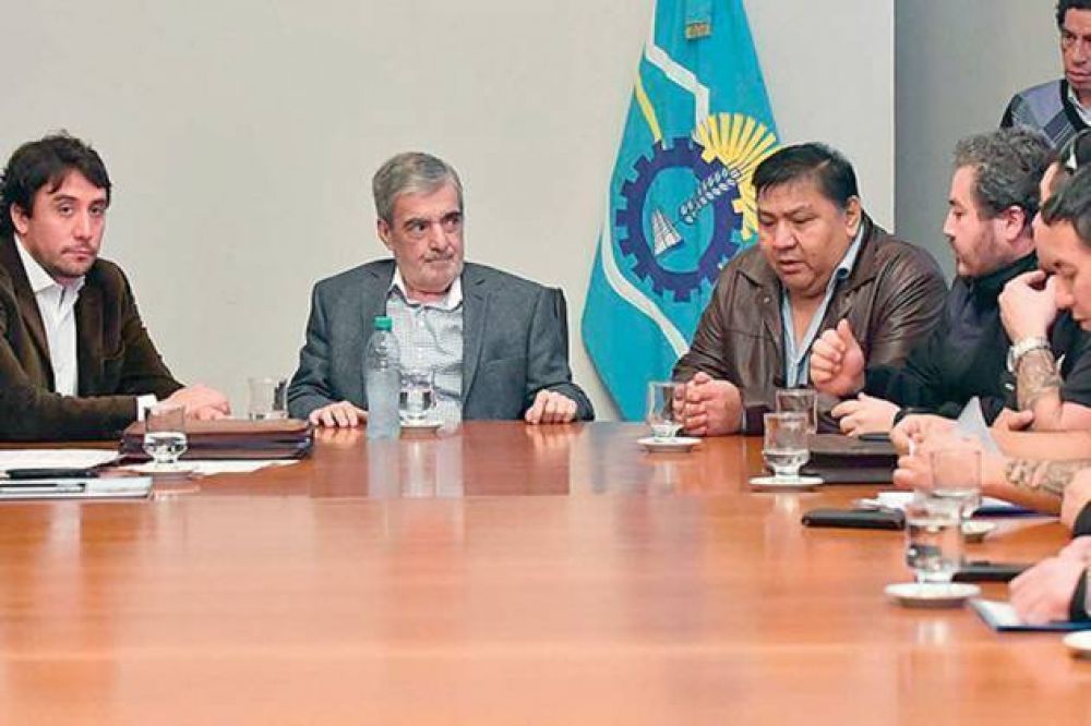 El gobernador reuni� a sindicalistas y delegados del sector petrolero en Rawson