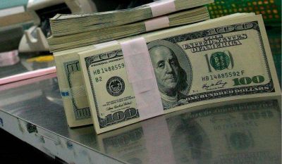 A cuatro d�as de las PASO, el d�lar se recalent� y trep� al r�cord de $18,05