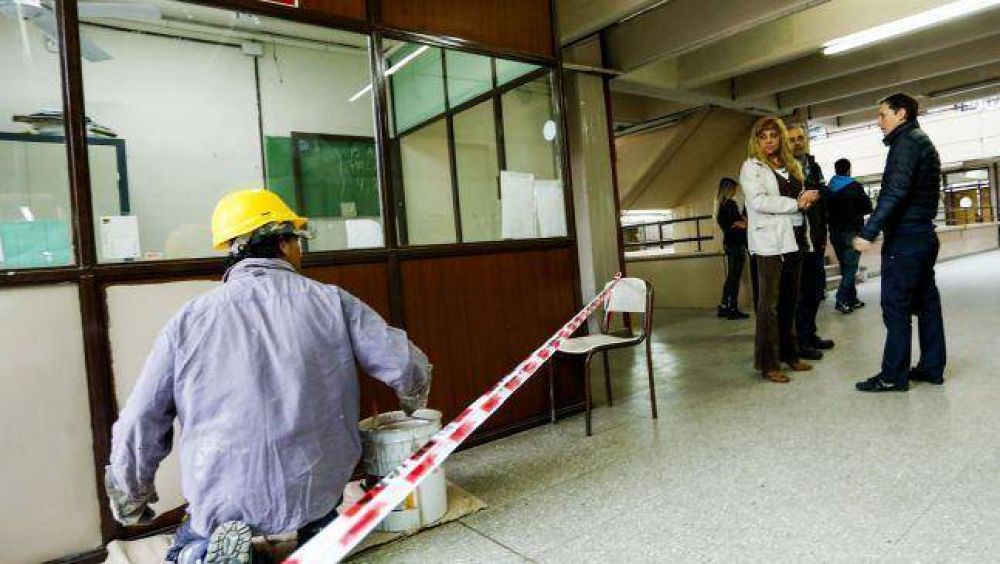 Obras de refacci�n en escuelas de Echeverr�a