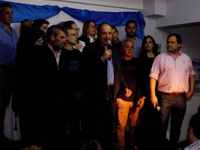 1Pa�s cerr� su campa�a con un exhorto al control de sufragios