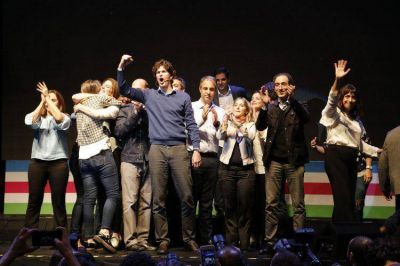 Lousteu cerr� criticando al oficialismo y a la oposi�n