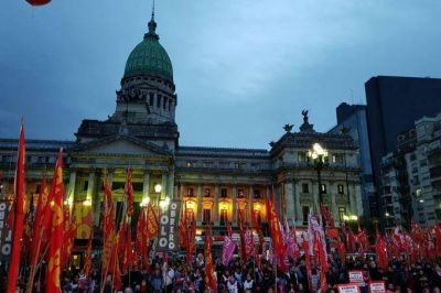El FIT habl� de elegir entre �los que fueron c�mplices del ajuste o nosotros, los que lo enfrentamos�