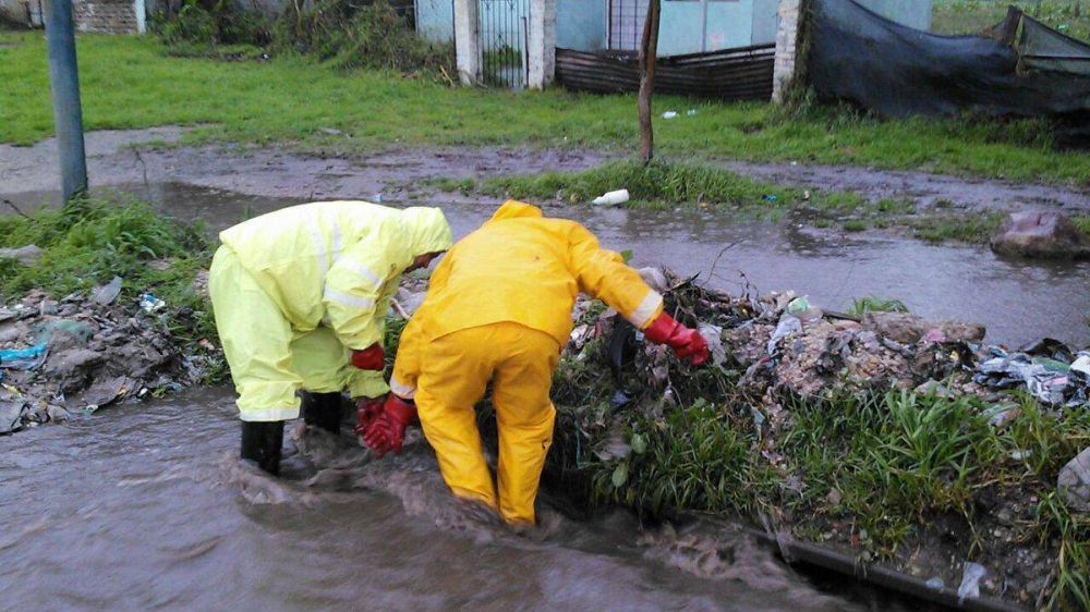 Ardua tarea de operarios de OSSE para limpiar sumideros