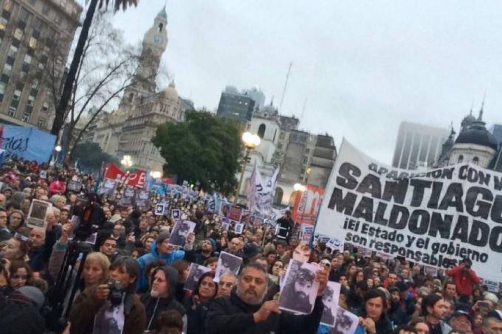 Miles de personas en Plaza de Mayo: Exigimos la aparicin con vida de Santiago Maldonado