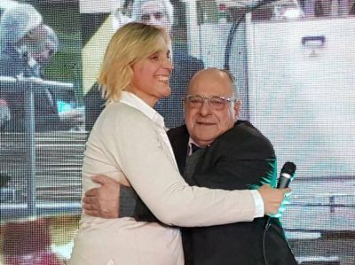 Baragiola y Arroyo en un abrazo con �replay� luego del contundente triunfo de Cambiemos