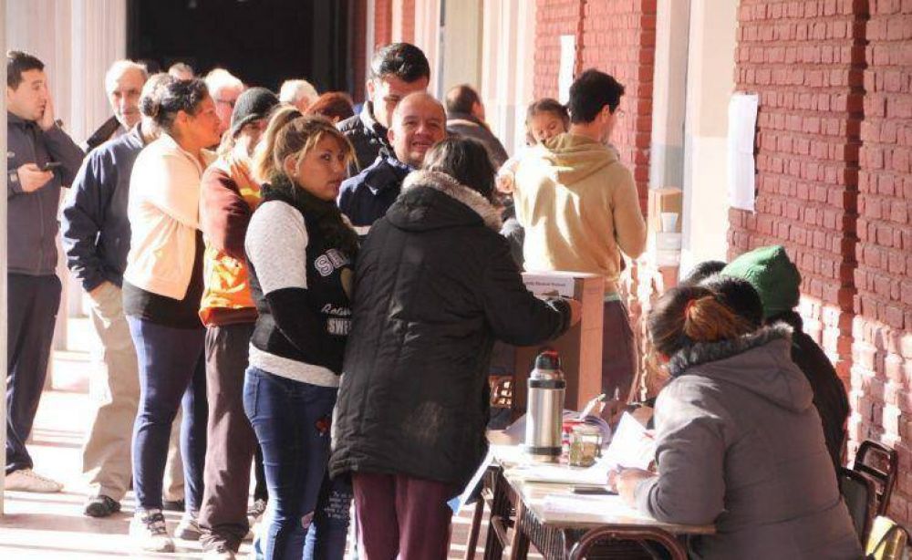 La gente fue a las urnas en un clima tranquilo pero hubo confusi�n en algunas escuelas 