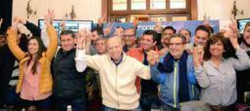 De la mano de Carlos Menem, el PJ se alz con las PASO