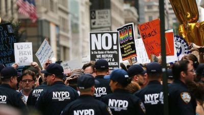 En medio de protestas, Donald Trump visita Nueva York por primera vez desde que asumi�