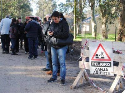 Una obra de cloacas destruye calles de cuatro barrios y los a�sla de Mar del Plata