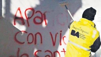 �A punta de pistola, disparando, disparando�