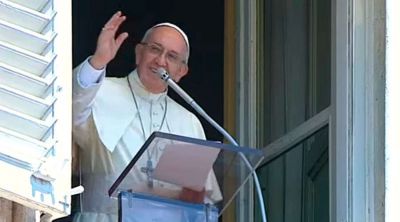 Dios hace grandes cosas con los humildes como Mar�a, dice el Papa en el d�a de la Asunci�n