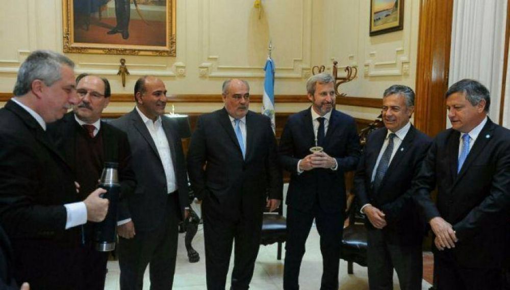 Gobierno se mostr con gobernadores peronistas que festejaron en las PASO