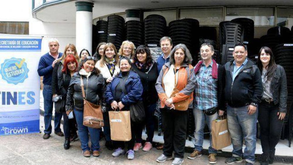 Cascallares entreg� muebles y equipos para el Plan Fines