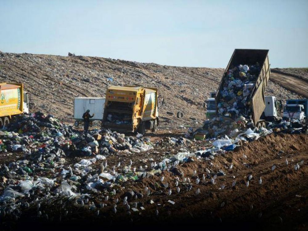 A pedido de vecinos, concejales recorren futuro enterramiento de la basura