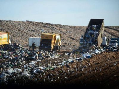 A pedido de vecinos, concejales recorren futuro enterramiento de la basura