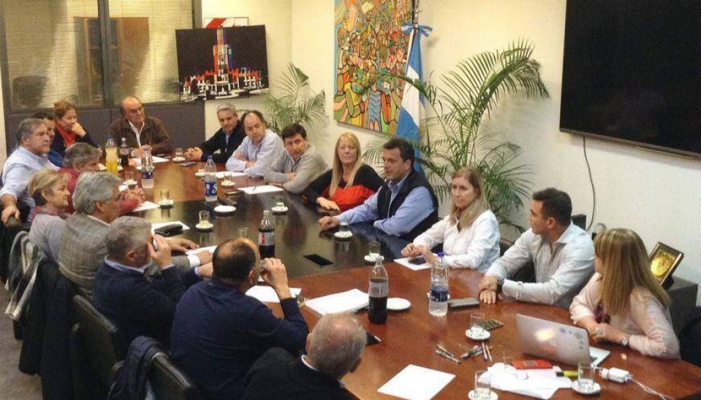 1Pa�s planifica campa�a para octubre y sale a la caza del voto que �nunca ir�a ni a Bullrich ni a Cristina�