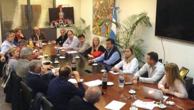 1Pa�s planifica campa�a para octubre y sale a la caza del voto que �nunca ir�a ni a Bullrich ni a Cristina�