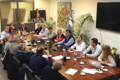 Massa deja el libreto de las propuestas y asume el rol central de la campa�a