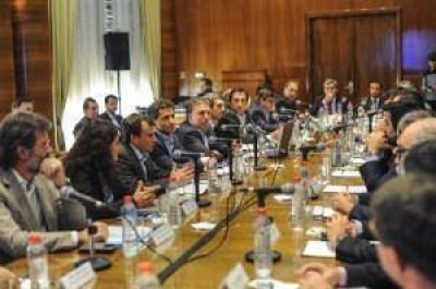 Firman con provincias pacto sobre gastos y ahora apuntan a ingresos