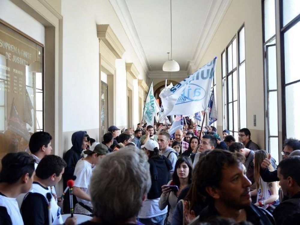 Reclaman paritarias: Judiciales tomaron el edificio de la Corte Suprema de la provincia