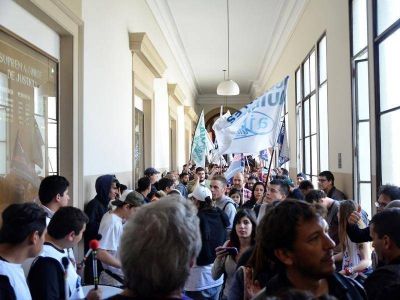 Reclaman paritarias: Judiciales tomaron el edificio de la Corte Suprema de la provincia