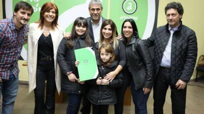 Ferraresi entreg� viviendas para familias de trabajadores municipales