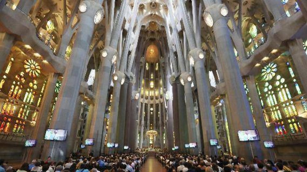 Solemne misa en la Sagrada Familia por vctimas del atentado