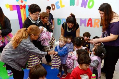 Abuelos de San Fernando regalaron juguetes que ellos mismos confeccionaron