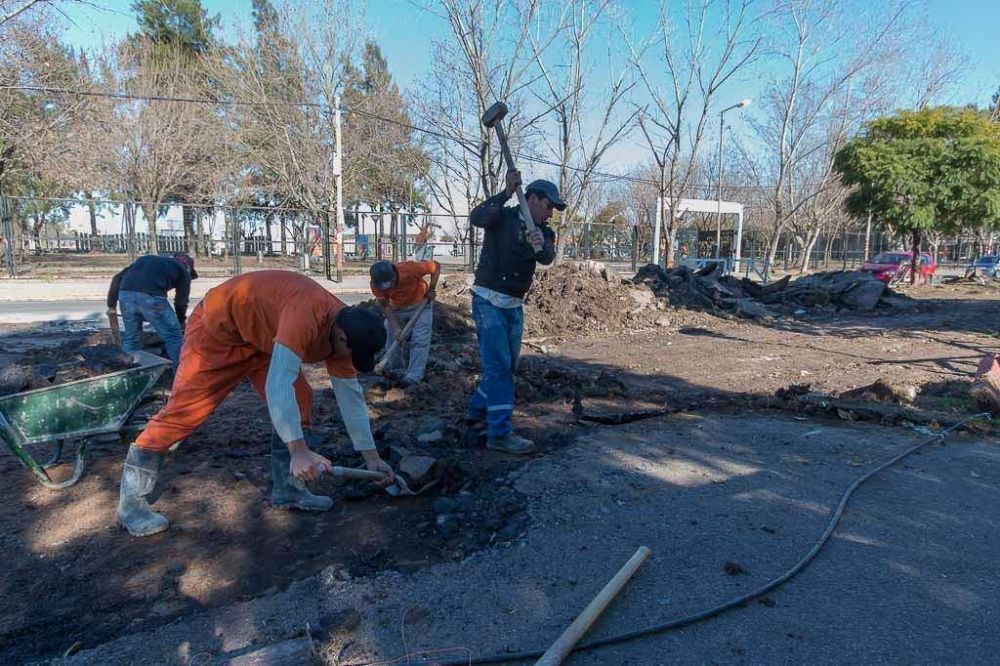 Remodelan los caminos internos de la Plaza Auyero en Lans Este
