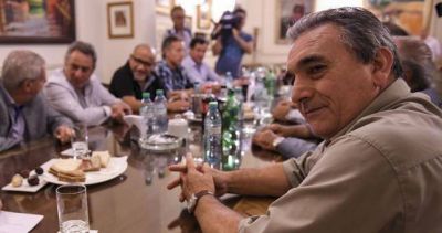 Schmid dice que el Gobierno �juega a fondo� para dividir a la CGT