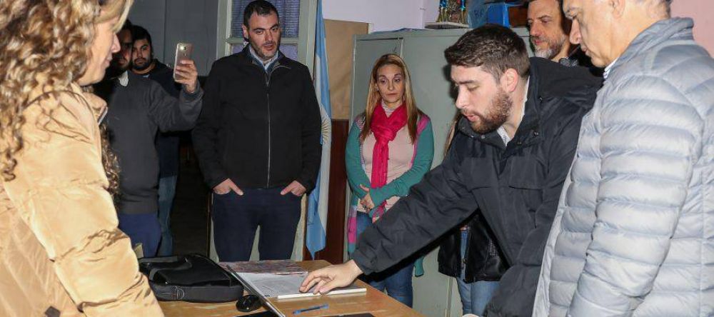 Comenz� la entrega de botones antip�nico en escuelas de Lan�s