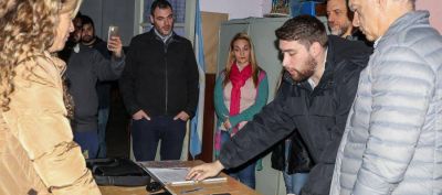 Comenz� la entrega de botones antip�nico en escuelas de Lan�s