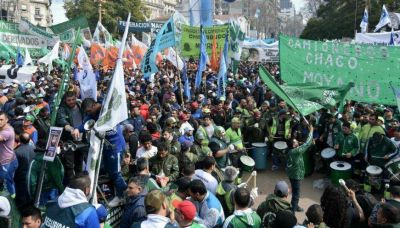 Enfrentamiento entre sectores de la Uocra y Camioneros en la antesala del acto de la CGT