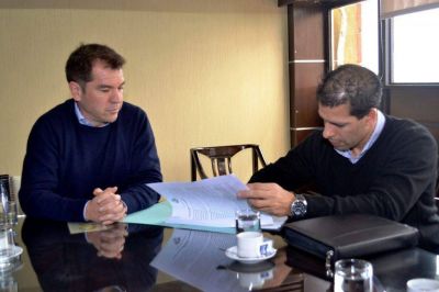 Firmaron convenio para la instalaci�n de una empresa de metales en Miramar