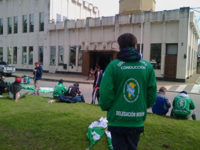 Trabajadores de limpieza protestan frente a la Cooperativa El�ctrica