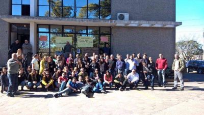 Trabajadores paralizan la CIC: reclaman el pago de horas extras