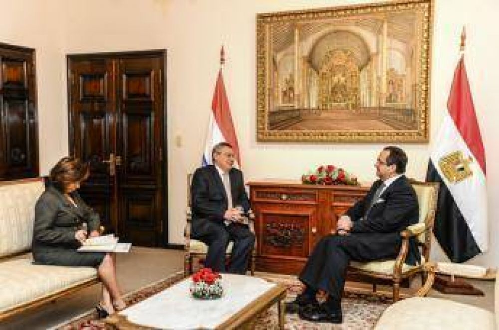 Embajador de Egipto en Paraguay present copias de sus Cartas Credenciales