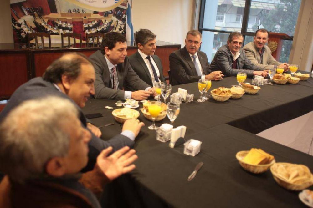 Ar�oz le pide que dimita; Jaldo lo tilda de antidemocr�tico