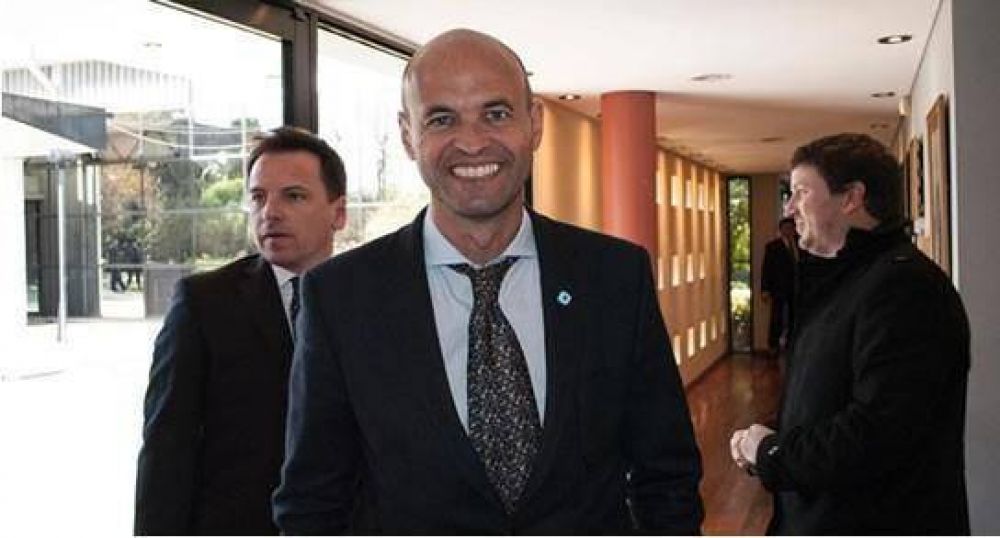 �Las inversiones en el aeropuerto de Rosario las tiene que hacer la provincia�