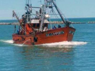 Siete tripulantes �Que le importa� rescatados luego de hundirse el pesquero en Rawson