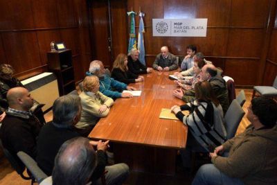 Arroyo encabez� un detalle de obras de asfalto ante vecinalistas