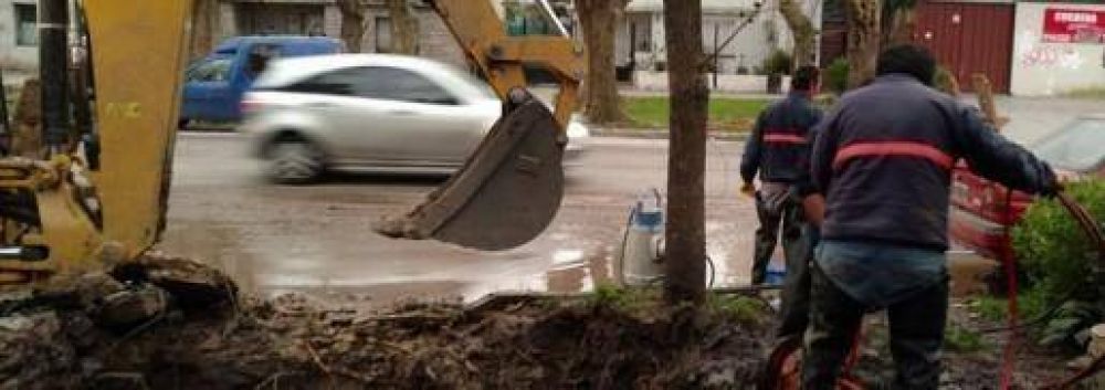 Agua: varios barrios afectados por la rotura de un ca�o de OSSE