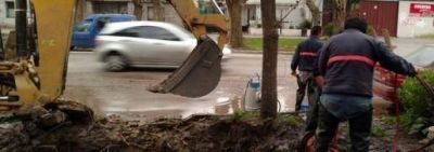 Agua: varios barrios afectados por la rotura de un ca�o de OSSE